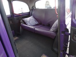 Belles anglaise aux Sables d'Olonne : un taxi londonien