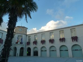 Mairie des Sables d'olonne en habit d'automne
