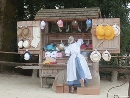 Travailler du chapeau au Puy du fou